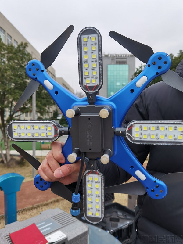 Lighting drones mainly rely on ground power grids, generators, and new energy vehicles to provide power, among which the former can achieve 24-hour uninterrupted lighting